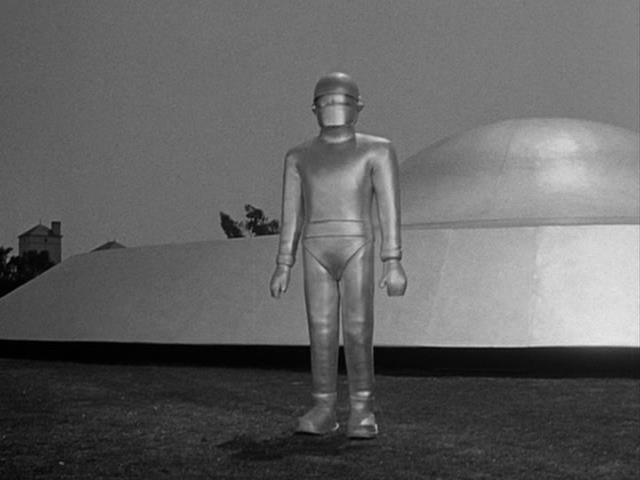 Στη συγκεκριμένη ταινία οι εξωγήινοι παρουσιάζονται ως ρομπότ με σώμα που μοιάζει με αυτό του