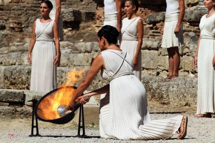 Στιγμιότυπο από την τελετή αφής της Φλόγας 2.3 Τελετή Έναρξης H τελετή έναρξης των Ολυμπιακών Αγώνων θεωρείται πλέον ως η μεγαλύτερη γιορτή κάθε 4 χρόνια.