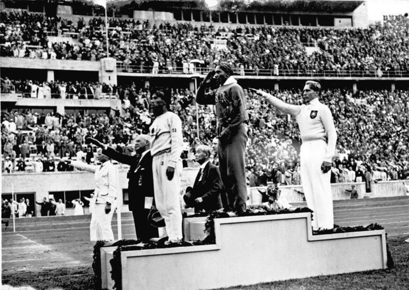 Ο Τζέσε Όουενς στο πόντιουμ των νικητών στους Ολυμπιακούς Αγώνες του 19