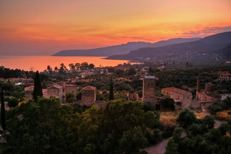 AΓΑΠΖΣΟΗ καο καζεηέο ζπλερίδνπκε θαη εθέηνο ηελ πξνζπάζεηα καο νξγαλώλνληαο θαη απηό ην θαινθαίξη, Θεξηλό ζεκαηηθό ρνιείν κε ζέκα «Βήκαηα.