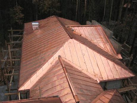 Η στέγη είναι κατασκευασμένη με μεταλλικά στοιχεία και εξωτερικά είναι επενδυμένη με φύλα χαλκού όπως φαίνεται στην παρακάτω φωτογραφία.