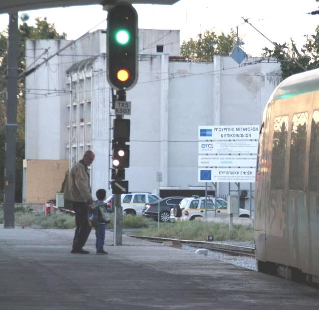 Στην Ελλάδα ο ΟΣΕ χρησιμοποιεί τα χρώματα ερυθρό, κίτρινο, πράσινο για τις βασικές ενδείξεις και το λευκό για ενδείξεις είτε συμπληρωματικές είτε αφορώσες ελιγμούς.