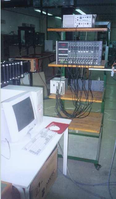 . Σχήµα 4.8 Σύστηµα απόκτησης δεδοµένων PC Η συχνότητα δειγµατοληψίας που επιλέχθηκε, σύµφωνα και µε τις συστάσεις των Bendat & Piersol (1971), για µια χρονική σειρά 100000 δειγµάτων ήταν1khz. 4.3 Η κεφαλή αισθητήρων Χ Η κεφαλή αισθητήρων τύπου X που χρησιµοποιήθηκε στην παρούσα µελέτη ήταν κατασκευής TSI (141 - T 1.