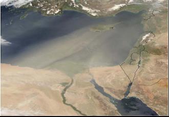 Μεμονωμένα επεισόδια βροχοπτώσεων που μεταφέρουν μεγάλη ποσότητα σκόνης Σαχάρας είναι δυνατό να συμβούν σε αρκετά μεγάλη έκταση, όπως αυτό που καταγράφηκε το Μάρτιο του 1991, το οποίο κάλυψε μία
