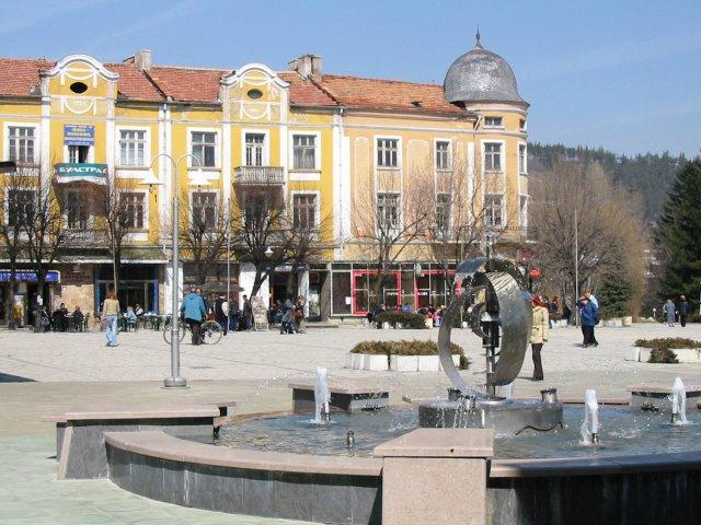 Δ Βουλγαρίας με την μεγάλη αγορά της και τα εμπορικά,το πεζοδρομημένο κέντρο της,την παλιά πόλη,και τα όμορφα καφέ της δίπλα στον ποταμό Μπίστριτσα. Τιμή κατ' άτομο 17 ευρώ.