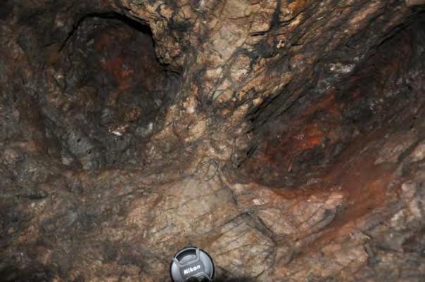 8.2.4 Αρχαιολογικά Ευρήματα Τόσο στην ευρύτερη μεταλλευτική περιοχή, όσο και στο δάπεδο της υπόγειας στοάς Αγία Τριάδα-1 δεν βρέθηκαν στοιχεία με αρχαιολογικό ενδιαφέρον.