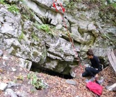Εικόνα 8.5.3.4 Σχηματική απεικόνιση των ιχνών εκμετάλλευσης (αριστερά) με βάση θετικά εκμαγεία του μεταλλευτικού σφυριού (δεξιά) από το εσωτερικό του μεταλλείου Κόψης. 8.5.4 Μεταλλευτική Στοά Τρίκορφο-1 Η είσοδος της στοάς βρίσκεται σε υψόμετρο 1702 m σε απότομο πρανές που κλίνει προς τα νοτιοανατολικά (Εικ.