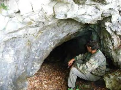 Πρόκειται για καρστικό αγωγό των μαρμάρων, ο οποίος έχει διευρυνθεί ανθρωπογενώς για την εξόρυξη της
