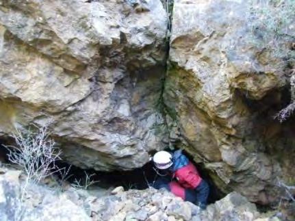 Εικόνα 8.8.2.2.2 Η είσοδος της στοάς «Οφρύνιο- 1». Διακρίνεται το ρήγμα της εισόδου. Εικόνα 8.8.2.2.3 Άποψη από το εσωτερικό της στοάς. 8.8.2.3 Υπόγεια Στοά Οφρύνιο-2 Η είσοδος της υπόγειας στοάς «Οφρύνιο-2» βρίσκεται 200 m ανατολικά αυτής του «Οφρυνίου-1».