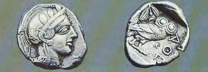 Εικόνα 3.4.2.1 Το ασημένιο αθηναϊκό τετράδραχμο. Στη μία όψη η Αθηνά και στην άλλη η αθηναϊκή γλαύκα. 5 ος αιώνας π.χ. (Νομισματικό Μουσείο Αθηνών, Κονοφάγος, 1980).