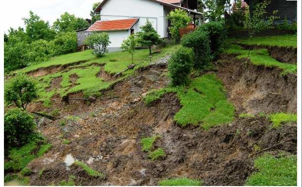 SLIKA 16. Izgled klizišta 4.2. METODE ZA STABILIZACIJU KOSINE Prilikom projektiranja zemljanih radova može se dogoditi da dobiveni podaci o faktoru sigurnosti pokazuju preniske vrijednosti.