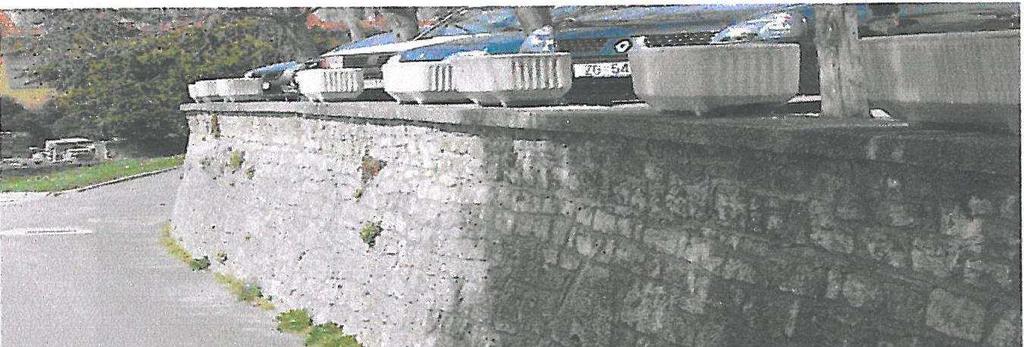 SLIKA 24. Kameni potporni zid 5.2.3. Potporni zidovi od betona i armiranog betona Potporne konstrukcije od betona i armiranog betona su danas vrlo česte.
