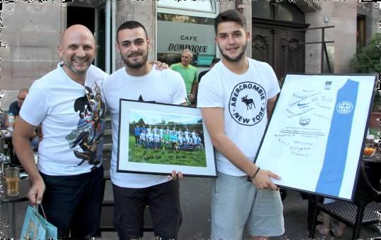 Η ελληνική ποδοσφαιρική ομάδα στην Νυρεμβέργη Trikot und Bilderrahmen für