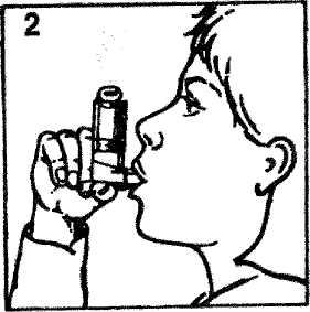 2 te usnama čvrsto obuhvatite nastavak za inhalaciju. Pri tome je strelica na spremniku okrenuta prema gore, a nastavak za inhalaciju je okrenut prema dolje. 4.