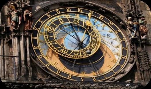 Η διακόσμηση του ρολογιού ολοκληρώθηκε το 1865 με το ζωγραφιστό «ημερολόγιο» σε έναν κυκλικό δίσκο κάτω από το ρολόι, έργο του γνωστού Τσέχου ζωγράφου και αρχιτέκτονα Γιόζεφ Μάνες (Josef Manes).