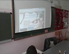 Στη συνέχεια, στον κεντρικό υπολογιστή οι μαθητές ήρθαν σε επαφή με την ψηφιακή έκδοση των ίδιων βιβλίων και περιηγήθηκαν με τη σειρά σε όλα