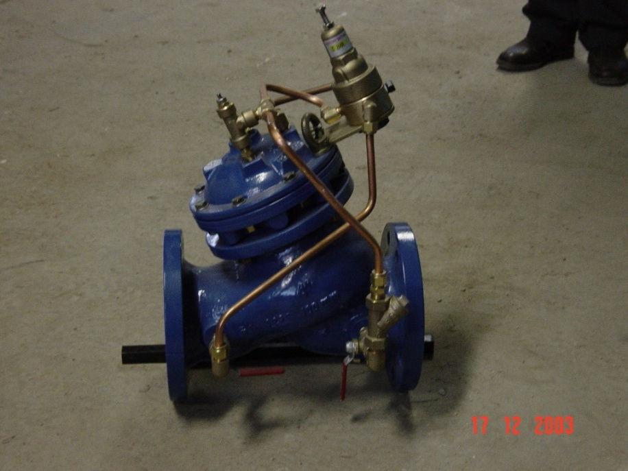- razbremenilnik, opremljen z reducirnim ventilom (sliki 82in 83) je boljši, saj omogoča poljubno nastavitev vodnega tlaka v nižje ležečem cevovodu.
