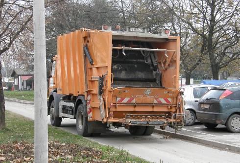 одржавања зеленила и пружање пијачних и погребних услуга и од тада се у континуитету бави комуналном делатношћу. Комунално предузеће "Будућност" постаје 1963. године, а 1968.