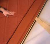 Na spojovacom plechu alebo škridle namerajte danú vzdialenosť a pridajte cca 30 mm na ohyb smerom hore a prebytočnú