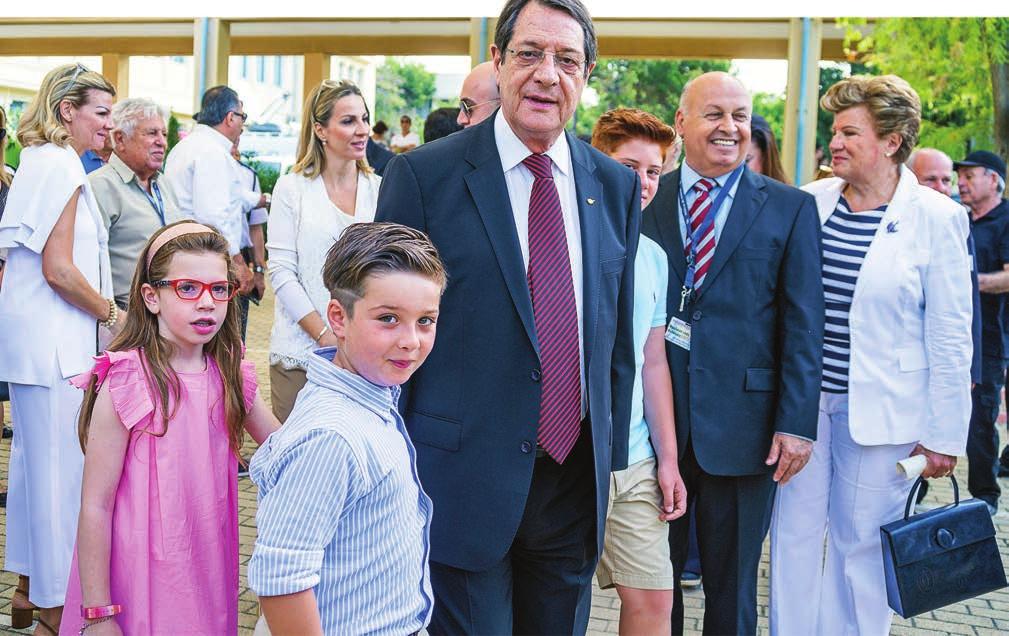 Γράφοντας για την ίδια κοινή ανακοίνωση για την πρώτη επέτειο από την επανέναρξη των διαπραγματεύσεων, ο άλλος αρθρογράφος του «Φιλελευθέρου», ο Άριστος Μιχαηλίδης, την χαρακτηρίζει κωμικοτραγωδία
