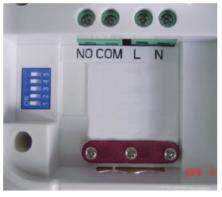 După cum se vede în imagine, conectorii cu fir și comutatorii DIP pentru setarea adresei radio, sunt amplasați în spate.