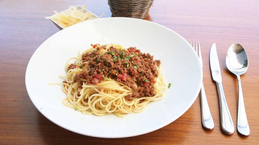 P LOV ZΥΜΑΡΙΚΑ paghetti olognese Σπαγέττι Μπολονέζ paghetti with minced meat, fresh creamy tomatoe sauce and herbs.
