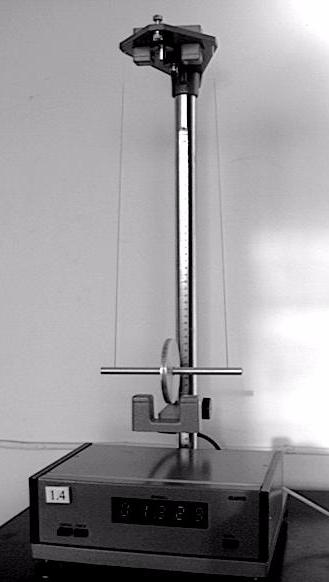 1.4. Inerces momenta noteikšana, izmantojot Maksvela svārstu Maksvela svārsts ir disks, kas ar savu asi iekārts bifilārā (divu auklu) iekarē.
