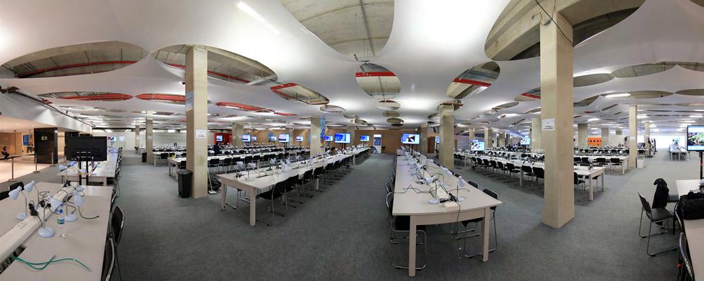 Paddock Area Media center Το κέντρο πολυμέσων διαθέτει καθίσματα, γραφεία και τηλέφωνα για μέχρι 500 δημοσιογράφους, να παρακολουθούν 150 οθόνες τηλεόρασης με 5 κανάλια, τα οποία καταγράφουν κάθε
