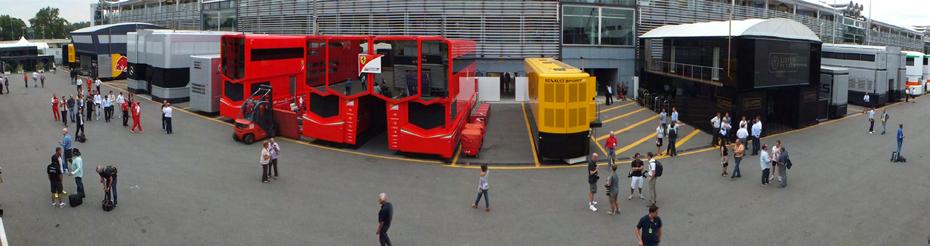 Τα αυτοκινούμενά των ομάδων ή Formula 1 Hospitality Trucks όπως είναι γνωστά, είναι το κύριο ορόσημο του χώρου των Paddock.