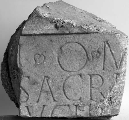 8. Фрагмент вотивне аре од беличастог кречњака, димензија 18 x 18 x 23 cm. Профилисан на врху. На основу документације Народног музеја у Чачку, фрагмент је нађен 1986.