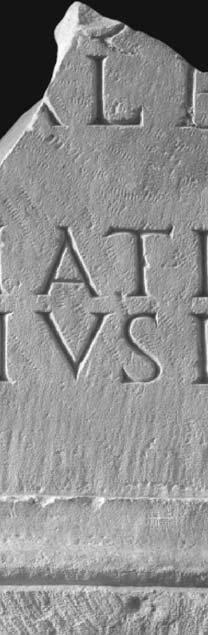 ] [- - -]АLB[- - - - - -]GIATI +[- - - - - -co]h(ortis) eiusde(m) [- - - - - - Слова висине 3,5 cm. Знак за раздвајање речи у облику троугла у 3. реду.
