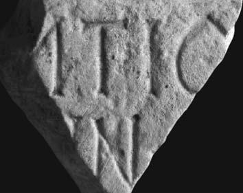 34. Фрагмент споменика од беличастог кречњака, димензија 9,1 x 9,3 x 3,3 cm. Фрагмент је нађен 1986.
