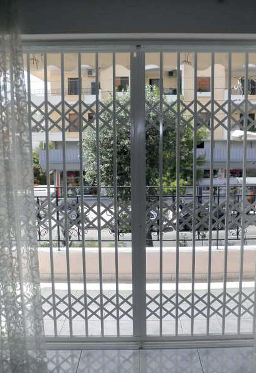 Τα πτυσσόμενα κάγκελα της εταιρείας μας προσφέρουν: Ασφάλεια και αισθητική. Απωθούν τους υποψήφιους εισβολείς. Ατομική ηρεμία. Εύκολη συντήρηση. Μεγάλη διάρκεια ζωής.