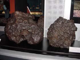 Φωτογραφία μετεωρίτη (Αύγουστος 1997) Το υλικό των βολίδων, το οποίο δεν προλαβαίνει να εξατμιστεί,πέφτει στη γη ονομάζεται μετεωρίτης ή αερόλιθος.