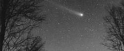την ουρά που σχηματίζεται από το αέριο της κόμης καθώς αυτό απομακρύνεται από τον Ήλιο και είναι ακριβώς εκείνο που εμείς βλέπουμε από τον κομήτη.