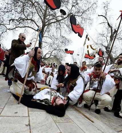 Στη συνέχεια οι παρέες των Βλάχων συγκεντρώνονται στην Κεντρική Πλατεία, όπου ακολουθεί το αποκορύφωμα του εθίμου, που είναι ο χορός του «πεθαμένου», προχριστιανικό κατάλοιπο,