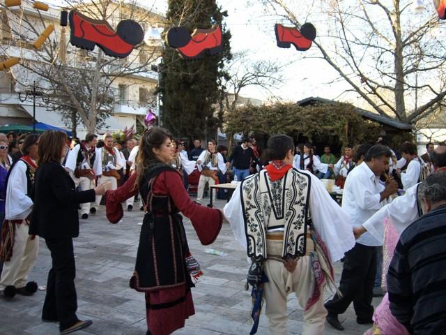 Το γλέντι κορυφώνεται τα νταούλια των Βλάχων που θα χορεύουν θα ακούγονται μέχρι το πρωί Τρί Μετά από μία εβδομάδα, στην εορτή των Αγίων Θεοδώρων, η νύφη επιστρέφει στο πατρικό