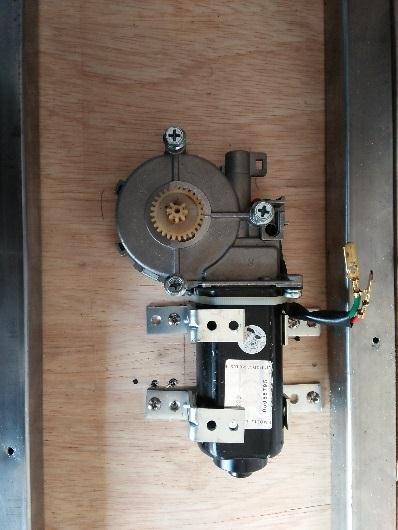 ii. Rajah 3.2: Motor power window Pengelap cermin. Pengelap cermin digunakan sebagai model dalam projek ini bagi menunjukkan contoh bagaimana wiper diangkat dan diturunkan.