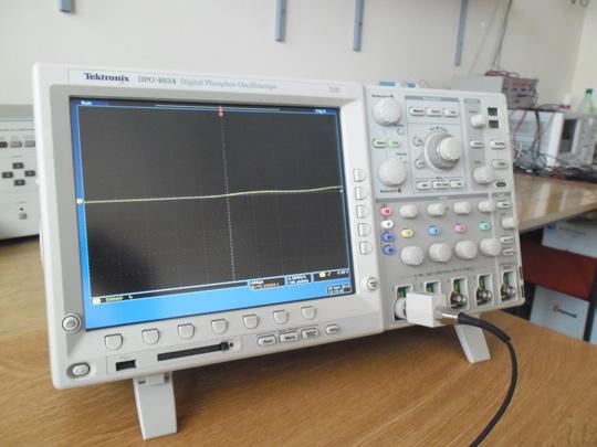 Osciloskopi Laboratorijski instrumenti Osciloskopi Osciloskopi su instrumenti čija je osnovna namena snimanje promene električnih signala u vremenu.