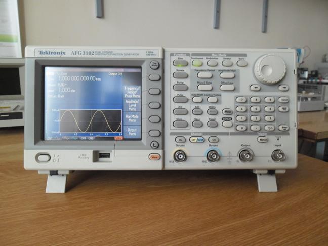 Generatori signala Laboratorijski instrumenti Generatori signala Generatori signala služe za stvaranje različitih oblika signala i to tipično: sinusa (sine) povorke pravougaonih impulsa (pulse,