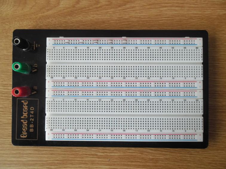 Prototipne ploče Izvo denje vežbe Prototipne ploče (bread board) predstavljaju skup električnih kontakata, ure den u obliku
