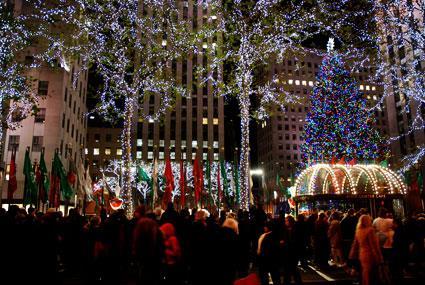 Χριστούγεννα και Πρωτοχρονιά στη Νέα Υόρκη Νέα Υόρκη, για κάποιους απλώς η πόλη που ζουν και εργάζονται, για άλλους πάλι όνειρο ζωής να βρεθούν κάποτε σε αυτήν Μια πόλη που δεν κοιμάται ποτέ, που ζει
