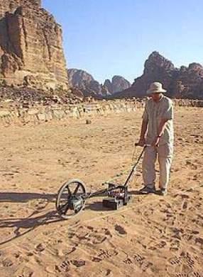 Ground Penetrating Radar ü Η πιο συνηθισµένη µέθοδος γεωφυσικής διασκόπησης ü Χρήση µικροκυµάτων (UHF/VHF) και καταγραφή της επιστρεφόµενης ακτινοβολίας ü Ικανό να ανιχνεύσει αντικείµενα, µεταβολές