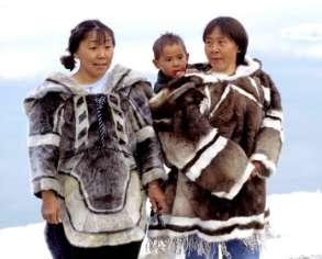 ΟΙ ΙΝΟΥΙΤ Ινουίτ ονομάζονται οι άνθρωποι της Γροιλανδίας, της Αλάσκας και του Καναδά. Το όνομά τους (Inuit) σημαίνει στη γλώσσα τους «αληθινοί άνθρωποι».