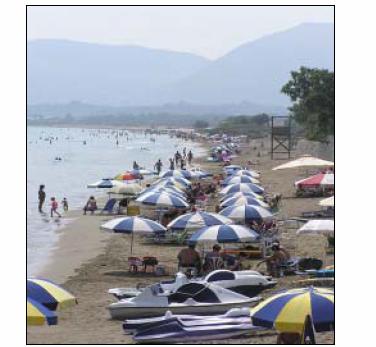 Παράνοµη διάνοιξη δρόµων οι οποίοι οδηγούν στην παραλία(ιούλιος 2004) Τοποθέτηση υπεράριθµων οµπρελών, ξαπλώστρων και ποδηλάτων θαλάσσης στην παραλία του Καλαµακίου (Ιούλιος