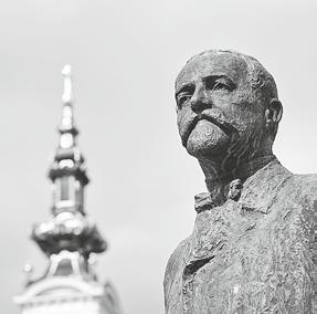 Настава се одвија у три зграде са амфитеатрима за теоријску наставу, лабораторијама за вежбе и научни рад, компјутерским