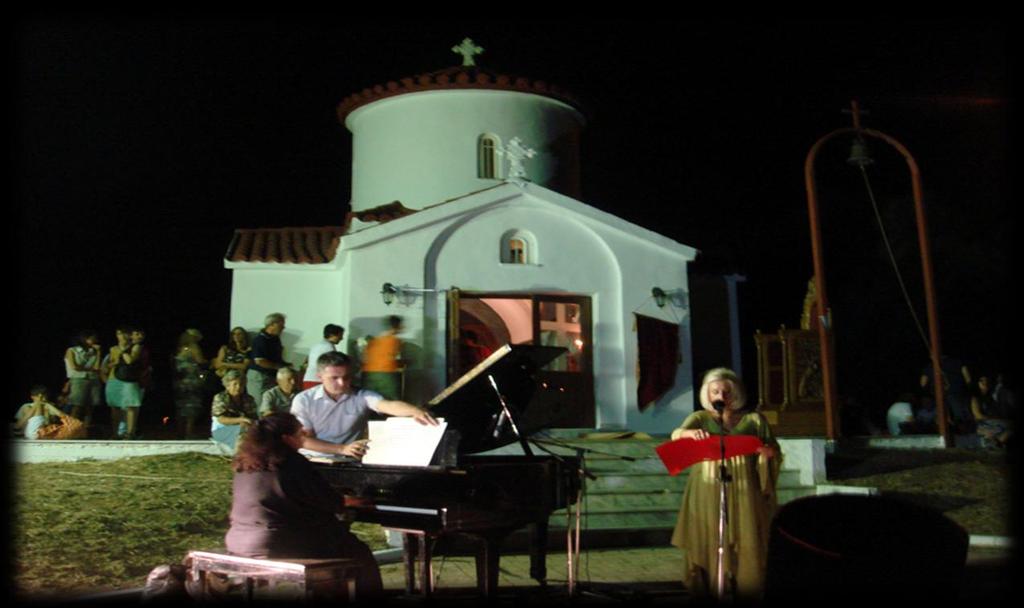 Με το πέρας των λατρευτικών εκδηλώσεων έξω από το ναό σε μία πραγματικά μαγευτική βραδιά, δόθηκε μουσική παράσταση που επιμελήθηκε η πιανίστα και Διευθύντρια