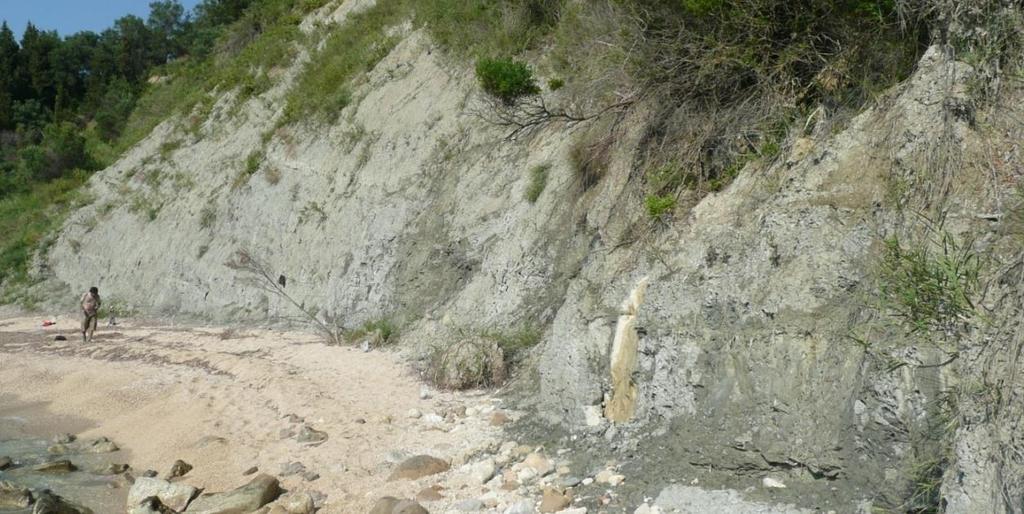 Βορειότερα συναντάται η τομή 2, AG2 εκτιμώμενου πάχους 30m.