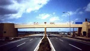 κατασκευαστικά υλικά τα FRP. Η κατασκευή πεζογέφυρας με οπλισμό από GFRP είναι µία κατασκευαστική επιλογή η οποία δεν απαιτεί τέτοια μέτρα. Εικόνα 4.18: Πεζογέφυρα Okinawa [παρ.171].
