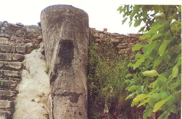 Φ8 Νεροτριβή στο Άργος Η νεροτριβή αποτελεί απλή υδροκίνητη μηχανή για το πλύσιμο των μάλλινων ρούχων και για φλοκάτες.